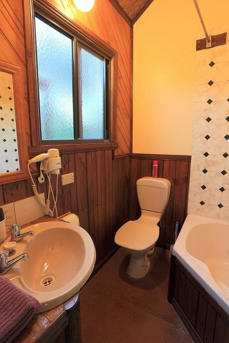 Stanley Lakeside Spa Cabins - Mackay Tourism 3