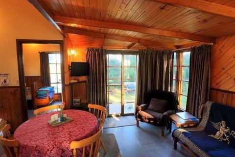 Stanley Lakeside Spa Cabins - Mackay Tourism 6