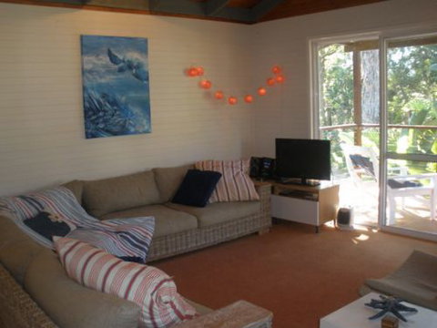 Coochiemudlo Island Family Beach House - Mackay Tourism 4