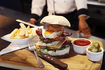 Alpha Hotel Eastern Creek - Mackay Tourism 1