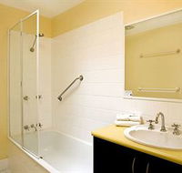 Beach Breakers Resort - Mackay Tourism