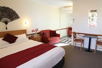The 3 Explorers Motel - Mackay Tourism 0