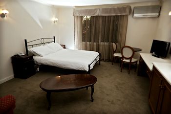 Elizabethan Lodge - Mackay Tourism 7