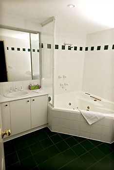 Elizabethan Lodge - Mackay Tourism 10