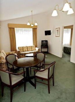 Elizabethan Lodge - Mackay Tourism 18