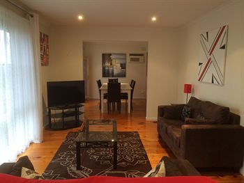 Australian Home Away Doncaster Elgar 2 - Mackay Tourism 14