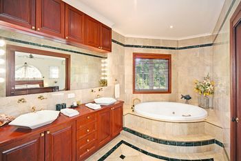 Kingfishers Manor @ Noosa - Mackay Tourism 10