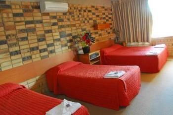 Palms Hotel Motel Chullora - Mackay Tourism 0