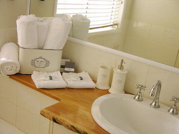 Apple Tree Cottage & Studio - Mackay Tourism 3