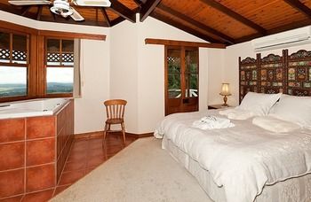 Treetops Accommodation Montville - Mackay Tourism 23
