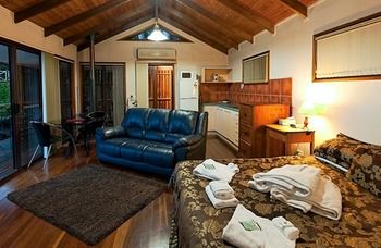 Treetops Accommodation Montville - Mackay Tourism 25