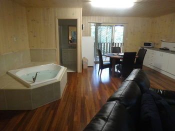 Treetops Accommodation Montville - Mackay Tourism 43
