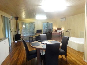 Treetops Accommodation Montville - Mackay Tourism 44