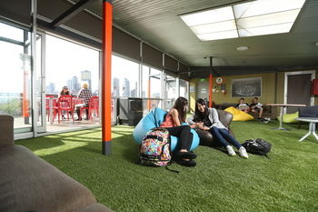 Melbourne Metro YHA - Hostel - Mackay Tourism 0