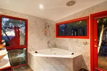 Mt Dandenong Imperial Retreat - Mackay Tourism 12