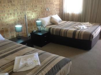 Golden Beach Motor Inn - Mackay Tourism 4