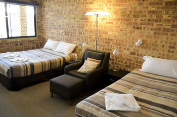 Golden Beach Motor Inn - Mackay Tourism 7