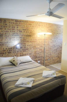 Golden Beach Motor Inn - Mackay Tourism 8