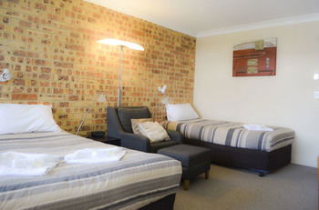 Golden Beach Motor Inn - Mackay Tourism 9
