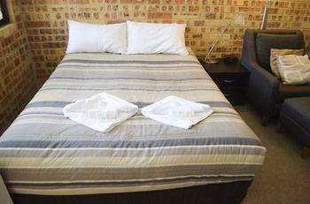 Golden Beach Motor Inn - Mackay Tourism 12