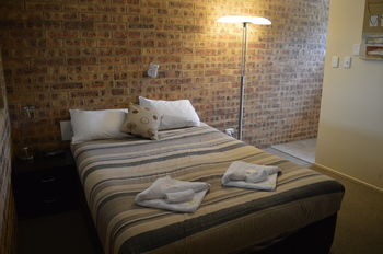 Golden Beach Motor Inn - Mackay Tourism 23