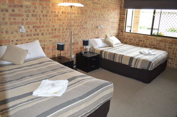 Golden Beach Motor Inn - Mackay Tourism 24