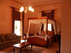 Gattonside Heritage Accommodation - Mackay Tourism 0