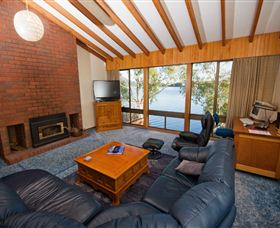 Waterside Accommodation - Derwent Retreat - Mackay Tourism 1