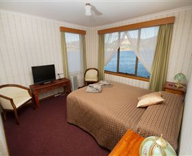 Waterside Accommodation - Derwent Retreat - Mackay Tourism 3