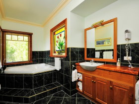 Beauty Point's Pomona Spa Cottages - Mackay Tourism 0