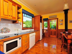 Beauty Point's Pomona Spa Cottages - Mackay Tourism 2