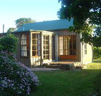 Stanley Lakeside Spa Cabins - Mackay Tourism