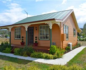 Grand Ole Topiary Cottage - Mackay Tourism 0