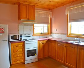 Grand Ole Topiary Cottage - Mackay Tourism 1