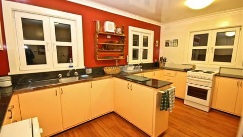 Red Onion Ski Chalet - Mackay Tourism 2