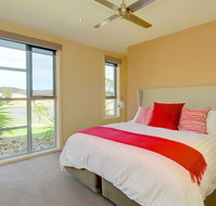 Canadian Lakehouse - Mackay Tourism