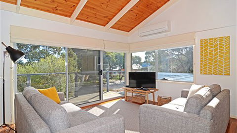 Barrakee Beach House - Anglesea - Mackay Tourism 0