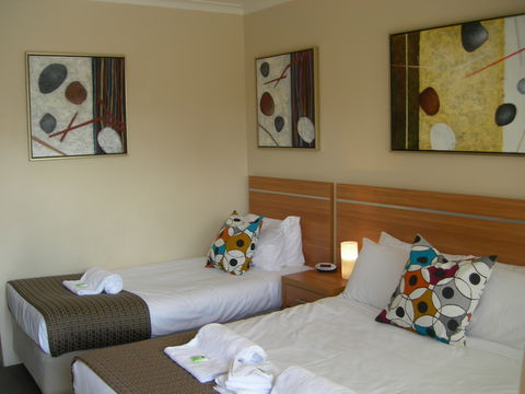3 Sisters Motel & Cottage - Mackay Tourism 1