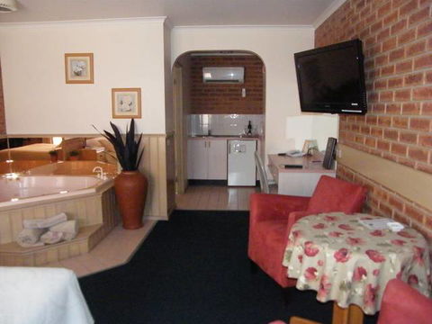 BEST WESTERN Colonial Motor Inn Bairnsdale - Mackay Tourism 3
