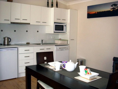 Camelot Boutique Accommodation - Mackay Tourism 2