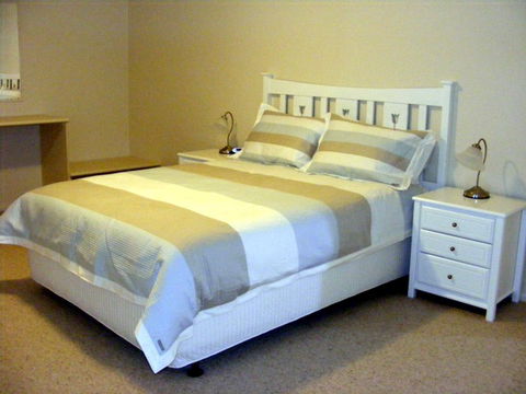 Fairways Bed & Breakfast At Jerilderie - Mackay Tourism 1