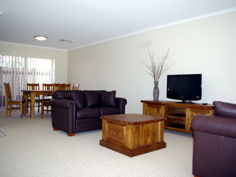 Fairways Bed & Breakfast At Jerilderie - Mackay Tourism 2
