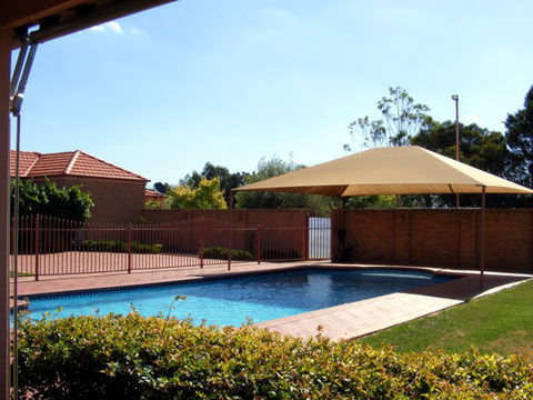 Fairways Bed & Breakfast At Jerilderie - Mackay Tourism 3