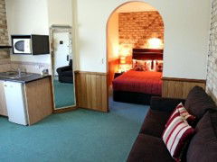 Highlander Motor Inn & Apartments - Mackay Tourism 1