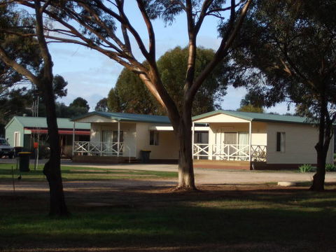 Laura Community Caravan Park - Mackay Tourism 0
