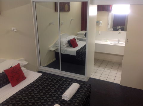 Parkside Motel & Licensed Restaurant - Mackay Tourism 3