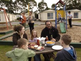 Discovery Holiday Parks  Strahan Cosy Cabins - Mackay Tourism 3