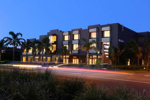 The Brighton Savoy Hotel - Mackay Tourism 0