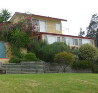 Whitby on Wallis Lakefront Holiday Cottage - Mackay Tourism