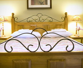 Balingup Rose Bed And Breakfast - Mackay Tourism 0